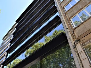 Instapklare kantoorruimte op een uitstekende en strategische ligging, ideaal voor organisaties die comfort en bereikbaarheid centraal stellen.
De kantoorruimte van 364 m², gelegen op de 1ste verdieping, beschikt over een heldere en goed indeelbare werkz