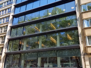 Instapklare kantoorruimte op een uitstekende en strategische ligging, ideaal voor organisaties die comfort en bereikbaarheid centraal stellen.
De kantoorruimte van 364 m², gelegen op de 1ste verdieping, beschikt over een heldere en goed indeelbare werkz