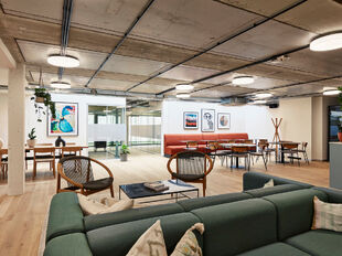 Binnen het recent opgeleverde Maritiem House aan de Olijftakstraat 7 komt op de tweede verdieping een kantoorruimte van 727 m² beschikbaar. Dit moderne en energiezuinige gebouw, in samenwerking met Clockwise Business Center, biedt een inspirerende werkom