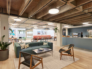 Binnen het recent opgeleverde Maritiem House aan de Olijftakstraat 7 komt op de derde verdieping een kantoorruimte van 727 m² beschikbaar. Dit moderne en energiezuinige gebouw, in samenwerking met Clockwise Business Center, biedt een inspirerende werkomg