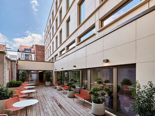 Binnen het recent opgeleverde Maritiem House aan de Olijftakstraat 7 komt op de derde verdieping een kantoorruimte van 727 m² beschikbaar. Dit moderne en energiezuinige gebouw, in samenwerking met Clockwise Business Center, biedt een inspirerende werkomg