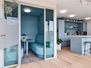Binnen het recent opgeleverde Maritiem House aan de Olijftakstraat 7 komt op de derde verdieping een kantoorruimte van 727 m² beschikbaar. Dit moderne en energiezuinige gebouw, in samenwerking met Clockwise Business Center, biedt een inspirerende werkomg
