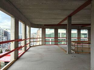 Het betreft de verhuur van moderne kantoorruimtes in het nieuw ontwikkelde gebouw “Lennert Van Leemput”, gelegen op een iconische hoeklocatie aan de Frankrijklei 15, 2000 Antwerpen (hoek De Keyserlei / Frankrijklei). Dit gebouw onderscheidt zich door
