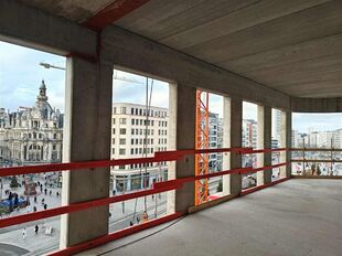 Het betreft de verhuur van moderne kantoorruimtes in het nieuw ontwikkelde gebouw &ldquo;Lennert Van Leemput&rdquo;, gelegen op een iconische hoeklocatie aan de Frankrijklei 15, 2000 Antwerpen (hoek De Keyserlei / Frankrijklei). Dit gebouw onderscheidt zich door 