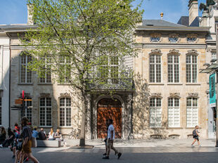 Het betreft de verhuur van een exclusieve kantoorruimte gelegen op de tweede verdieping van een historisch gebouw op topligging in de Meir 85, 2000 Antwerpen. De ruimte omvat ca. 925 m&sup2; en werd ingericht volgens het ontwerp van Raf Simons, wat resulteert