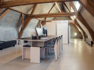 Het betreft de verhuur van een exclusieve kantoorruimte gelegen op de tweede verdieping van een historisch gebouw op topligging in de Meir 85, 2000 Antwerpen. De ruimte omvat ca. 925 m&sup2; en werd ingericht volgens het ontwerp van Raf Simons, wat resulteert