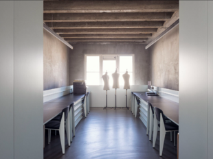 Het betreft de verhuur van een exclusieve kantoorruimte gelegen op de tweede verdieping van een historisch gebouw op topligging in de Meir 85, 2000 Antwerpen. De ruimte omvat ca. 925 m&sup2; en werd ingericht volgens het ontwerp van Raf Simons, wat resulteert