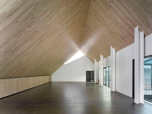 In het voormalige gebouw van Katoen Natie komt deze instapklare kantoorruimte van ca. 130 m&sup2; beschikbaar. De unit bevindt zich op de derde verdieping achteraan van het gebouw en biedt een aangename en functionele werkomgeving.

De ruimte beschikt over ee