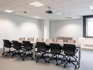 Het betreft beschikbare kantoorruimten langs de Antwerpse Singel in de Singel Building. De locatie is uiterst zichtbaar en biedt een strategische uitvalsbasis voor elk bedrijf. Dankzij de directe aansluiting op de Singel en de nabijheid van de belangrijks