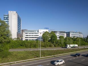 Het Antwerp Ring Center (ARC) aan de Noordersingel biedt 4.000 m² flexibele kantoorruimte, verdeeld over vier verdiepingen. U kunt zowel een volledige verdieping als een kleinere oppervlakte huren, afgestemd op de noden van uw bedrijf.
De kantoren zijn