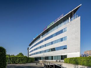 Het Antwerp Ring Center (ARC) aan de Noordersingel biedt 4.000 m² flexibele kantoorruimte, verdeeld over vier verdiepingen. U kunt zowel een volledige verdieping als een kleinere oppervlakte huren, afgestemd op de noden van uw bedrijf.
De kantoren zijn