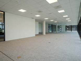 Het betreft de verhuur van een instapklare kantoorruimte van 633 m&sup2; in het modern uitgeruste Keetberg Logistic Center te Melsele, strategisch gelegen nabij de grote invalswegen richting Antwerpen.

De kantoorruimte profiteert van veel natuurlijk licht, e