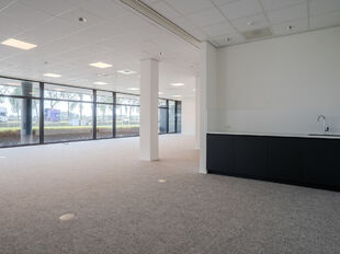 Het betreft de verhuur van een instapklare kantoorruimte van 633 m&sup2; in het modern uitgeruste Keetberg Logistic Center te Melsele, strategisch gelegen nabij de grote invalswegen richting Antwerpen.

De kantoorruimte profiteert van veel natuurlijk licht, e