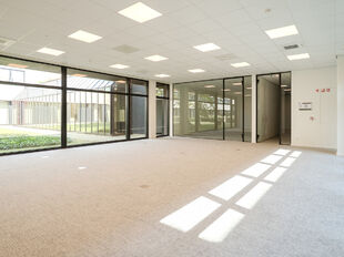 Het betreft de verhuur van een instapklare kantoorruimte van 633 m&sup2; in het modern uitgeruste Keetberg Logistic Center te Melsele, strategisch gelegen nabij de grote invalswegen richting Antwerpen.

De kantoorruimte profiteert van veel natuurlijk licht, e