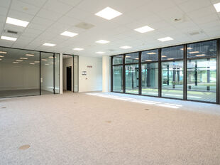 Het betreft de verhuur van een instapklare kantoorruimte van 633 m&sup2; in het modern uitgeruste Keetberg Logistic Center te Melsele, strategisch gelegen nabij de grote invalswegen richting Antwerpen.

De kantoorruimte profiteert van veel natuurlijk licht, e