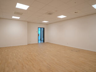 Het betreft de verhuur van een instapklare kantoorruimte van 633 m&sup2; in het modern uitgeruste Keetberg Logistic Center te Melsele, strategisch gelegen nabij de grote invalswegen richting Antwerpen.

De kantoorruimte profiteert van veel natuurlijk licht, e