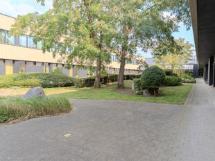 Het betreft de verhuur van een instapklare kantoorruimte van 633 m&sup2; in het modern uitgeruste Keetberg Logistic Center te Melsele, strategisch gelegen nabij de grote invalswegen richting Antwerpen.

De kantoorruimte profiteert van veel natuurlijk licht, e