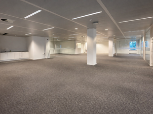 Op een uitstekende zichtlocatie langs de Prins Boudewijnlaan 5 in Kontich bevindt zich dit representatief en modern kantoorgebouw met een totale oppervlakte van ca. 6.500 m&sup2;, verdeeld over drie bovengrondse verdiepingen.

Dankzij de strategische ligging 
