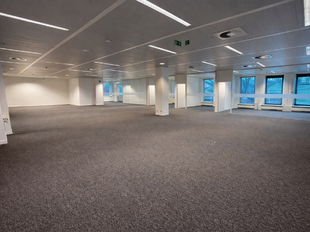 Op een uitstekende zichtlocatie langs de Prins Boudewijnlaan 5 in Kontich bevindt zich dit representatief en modern kantoorgebouw met een totale oppervlakte van ca. 6.500 m&sup2;, verdeeld over drie bovengrondse verdiepingen.

Dankzij de strategische ligging 