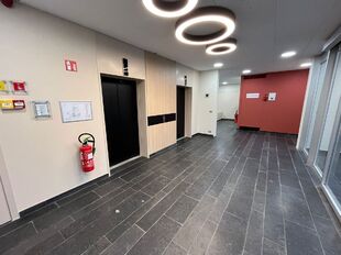 Op een uitstekende zichtlocatie langs de Prins Boudewijnlaan 5 in Kontich bevindt zich dit representatief en modern kantoorgebouw met een totale oppervlakte van ca. 6.500 m&sup2;, verdeeld over drie bovengrondse verdiepingen.

Dankzij de strategische ligging 