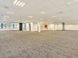 Deze gelijkvloerse kantoorruimte van ca. 191 m&sup2; is gelegen binnen het E19 Business Park te Mechelen en is onmiddellijk beschikbaar.

De ruimte biedt een verzorgde en functionele kantooromgeving met flexibele indelingsmogelijkheden. Dankzij de ligging op 