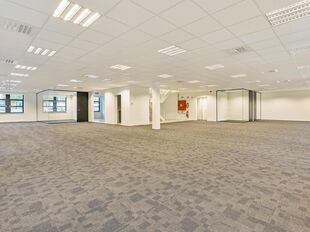 Deze gelijkvloerse kantoorruimte van ca. 191 m&sup2; is gelegen binnen het E19 Business Park te Mechelen en is onmiddellijk beschikbaar.

De ruimte biedt een verzorgde en functionele kantooromgeving met flexibele indelingsmogelijkheden. Dankzij de ligging op 