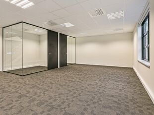 Deze gelijkvloerse kantoorruimte van ca. 191 m&sup2; is gelegen binnen het E19 Business Park te Mechelen en is onmiddellijk beschikbaar.

De ruimte biedt een verzorgde en functionele kantooromgeving met flexibele indelingsmogelijkheden. Dankzij de ligging op 