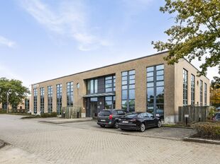 Deze &nbsp;kantoorruimte op de eerste verdieping van ca. 316 m&sup2; is gelegen binnen het E19 Business Park te Mechelen en is onmiddellijk beschikbaar.

De ruimte biedt een verzorgde en functionele kantooromgeving met flexibele indelingsmogelijkheden. Dankzij de