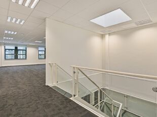 Deze &nbsp;kantoorruimte op de eerste verdieping van ca. 210 m&sup2; is gelegen binnen het E19 Business Park te Mechelen en is onmiddellijk beschikbaar.

De ruimte biedt een verzorgde en functionele kantooromgeving met flexibele indelingsmogelijkheden. Dankzij de