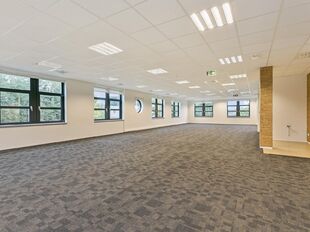 Deze &nbsp;kantoorruimte op de eerste verdieping van ca. 210 m&sup2; is gelegen binnen het E19 Business Park te Mechelen en is onmiddellijk beschikbaar.

De ruimte biedt een verzorgde en functionele kantooromgeving met flexibele indelingsmogelijkheden. Dankzij de