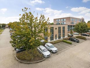 Deze kantoorruimte op verdieping 1 van ca. 360 m&sup2; is gelegen binnen het E19 Business Park te Mechelen en is onmiddellijk beschikbaar.

De ruimte biedt een verzorgde en functionele kantooromgeving met flexibele indelingsmogelijkheden. Dankzij de ligging o