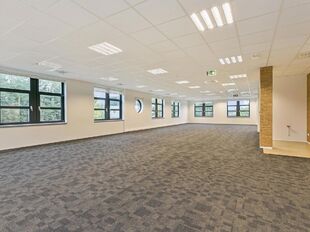 Deze kantoorruimte op verdieping 1 van ca. 360 m&sup2; is gelegen binnen het E19 Business Park te Mechelen en is onmiddellijk beschikbaar.

De ruimte biedt een verzorgde en functionele kantooromgeving met flexibele indelingsmogelijkheden. Dankzij de ligging o