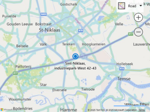 Binnen deze strategisch gelegen logistieke site in Industriepark-West te Sint-Niklaas is een kantoorruimte van ca. 100 m² beschikbaar. De locatie bevindt zich op slechts 2 km van op- en afrit 15 van de E17, waardoor Antwerpen, Gent en omliggende regio’