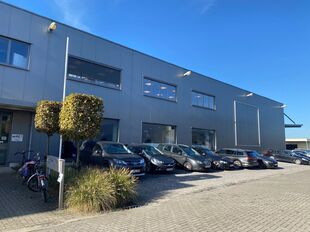 Het betreft de verhuur van een kantoorruimte van ca. 223 m&sup2;, gelegen te Wijnegem. 
Door zijn ligging geniet de ruimte van een uitstekende bereikbaarheid via zowel de E313 als de E19. 

De kantoren, gelegen op de eerste verdieping, zijn uitgerust met alle