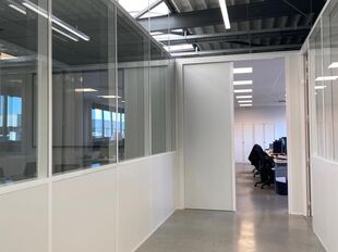 Het betreft de verhuur van een kantoorruimte van ca. 223 m&sup2;, gelegen te Wijnegem. 
Door zijn ligging geniet de ruimte van een uitstekende bereikbaarheid via zowel de E313 als de E19. 

De kantoren, gelegen op de eerste verdieping, zijn uitgerust met alle