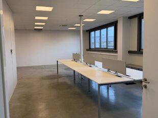 Het betreft de verhuur van een kantoorruimte van ca. 223 m&sup2;, gelegen te Wijnegem. 
Door zijn ligging geniet de ruimte van een uitstekende bereikbaarheid via zowel de E313 als de E19. 

De kantoren, gelegen op de eerste verdieping, zijn uitgerust met alle