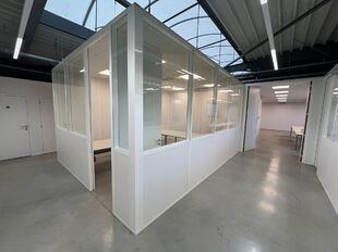 Het betreft de verhuur van een kantoorruimte van ca. 223 m&sup2;, gelegen te Wijnegem. 
Door zijn ligging geniet de ruimte van een uitstekende bereikbaarheid via zowel de E313 als de E19. 

De kantoren, gelegen op de eerste verdieping, zijn uitgerust met alle