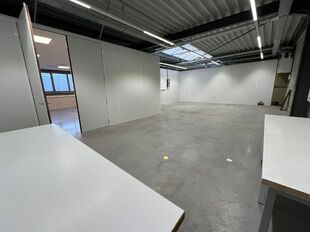 Het betreft de verhuur van een kantoorruimte van ca. 223 m&sup2;, gelegen te Wijnegem. 
Door zijn ligging geniet de ruimte van een uitstekende bereikbaarheid via zowel de E313 als de E19. 

De kantoren, gelegen op de eerste verdieping, zijn uitgerust met alle