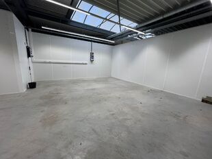 Het betreft de verhuur van een kantoorruimte van ca. 223 m&sup2;, gelegen te Wijnegem. 
Door zijn ligging geniet de ruimte van een uitstekende bereikbaarheid via zowel de E313 als de E19. 

De kantoren, gelegen op de eerste verdieping, zijn uitgerust met alle