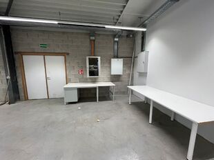 Het betreft de verhuur van een kantoorruimte van ca. 223 m&sup2;, gelegen te Wijnegem. 
Door zijn ligging geniet de ruimte van een uitstekende bereikbaarheid via zowel de E313 als de E19. 

De kantoren, gelegen op de eerste verdieping, zijn uitgerust met alle