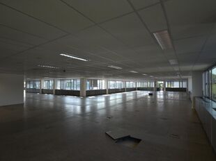 Moderne kantoorruimte te huur in Wommelgem, strategisch gelegen met uitstekende bereikbaarheid via de E313, E34 en de Antwerpse Ring (op- en afritten op ca. 1,5 km). Gelegen op de 2de verdieping van een verzorgd, hedendaags kantoorgebouw.

Beschikbare opp