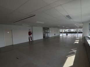 Moderne kantoorruimte te huur in Wommelgem, strategisch gelegen met uitstekende bereikbaarheid via de E313, E34 en de Antwerpse Ring (op- en afritten op ca. 1,5 km). Gelegen op de 2de verdieping van een verzorgd, hedendaags kantoorgebouw.

Beschikbare opp