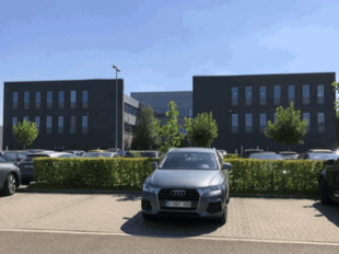 Moderne kantoorruimte te huur in Wommelgem, strategisch gelegen met uitstekende bereikbaarheid via de E313, E34 en de Antwerpse Ring (op- en afritten op ca. 1,5 km). Gelegen op de 2de verdieping van een verzorgd, hedendaags kantoorgebouw.

Beschikbare opp