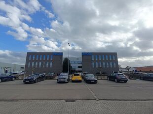 Moderne kantoorruimte te huur in Wommelgem, strategisch gelegen met uitstekende bereikbaarheid via de E313, E34 en de Antwerpse Ring (op- en afritten op ca. 1,5 km). Gelegen op de 2de verdieping van een verzorgd, hedendaags kantoorgebouw.

Beschikbare opp