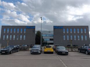 Moderne kantoorruimte te huur in Wommelgem, strategisch gelegen met uitstekende bereikbaarheid via de E313, E34 en de Antwerpse Ring (op- en afritten op ca. 1,5 km). Gelegen op de 2de verdieping van een verzorgd, hedendaags kantoorgebouw.

Beschikbare opp