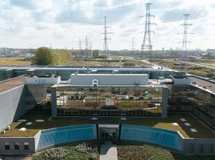 In het West Port Business Park in Zwijndrecht bieden wij een kantoorruimte van ca. 475 m² te huur aan.
De ligging langs de E34 zorgt voor een uitstekende bereikbaarheid.
De ruimte is modern en energiezuinig afgewerkt en beschikt over veel natuurlijke li