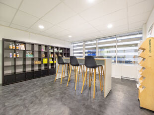 In het West Port Business Park in Zwijndrecht bieden wij een kantoorruimte van ca. 475 m² te huur aan.
De ligging langs de E34 zorgt voor een uitstekende bereikbaarheid.
De ruimte is modern en energiezuinig afgewerkt en beschikt over veel natuurlijke li