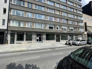 Gelijkvloers kantoor (ca. 601m²) met strategische ligging alsook 2 privatieve toegangen gelegen aan de Leien in het centrum van Antwerpen.
Het geheel is afgewerkt met een gietvloer alsook verlichting en ventilatie. Achteraan het pand bevinden zich lich