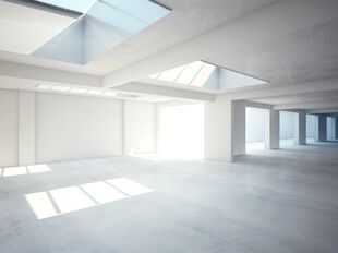 Gelijkvloers kantoor (ca. 601m²) met strategische ligging alsook 2 privatieve toegangen gelegen aan de Leien in het centrum van Antwerpen.
Het geheel is afgewerkt met een gietvloer alsook verlichting en ventilatie. Achteraan het pand bevinden zich lich