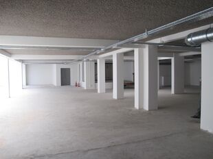 Gelijkvloers kantoor (ca. 601m²) met strategische ligging alsook 2 privatieve toegangen gelegen aan de Leien in het centrum van Antwerpen.
Het geheel is afgewerkt met een gietvloer alsook verlichting en ventilatie. Achteraan het pand bevinden zich lich